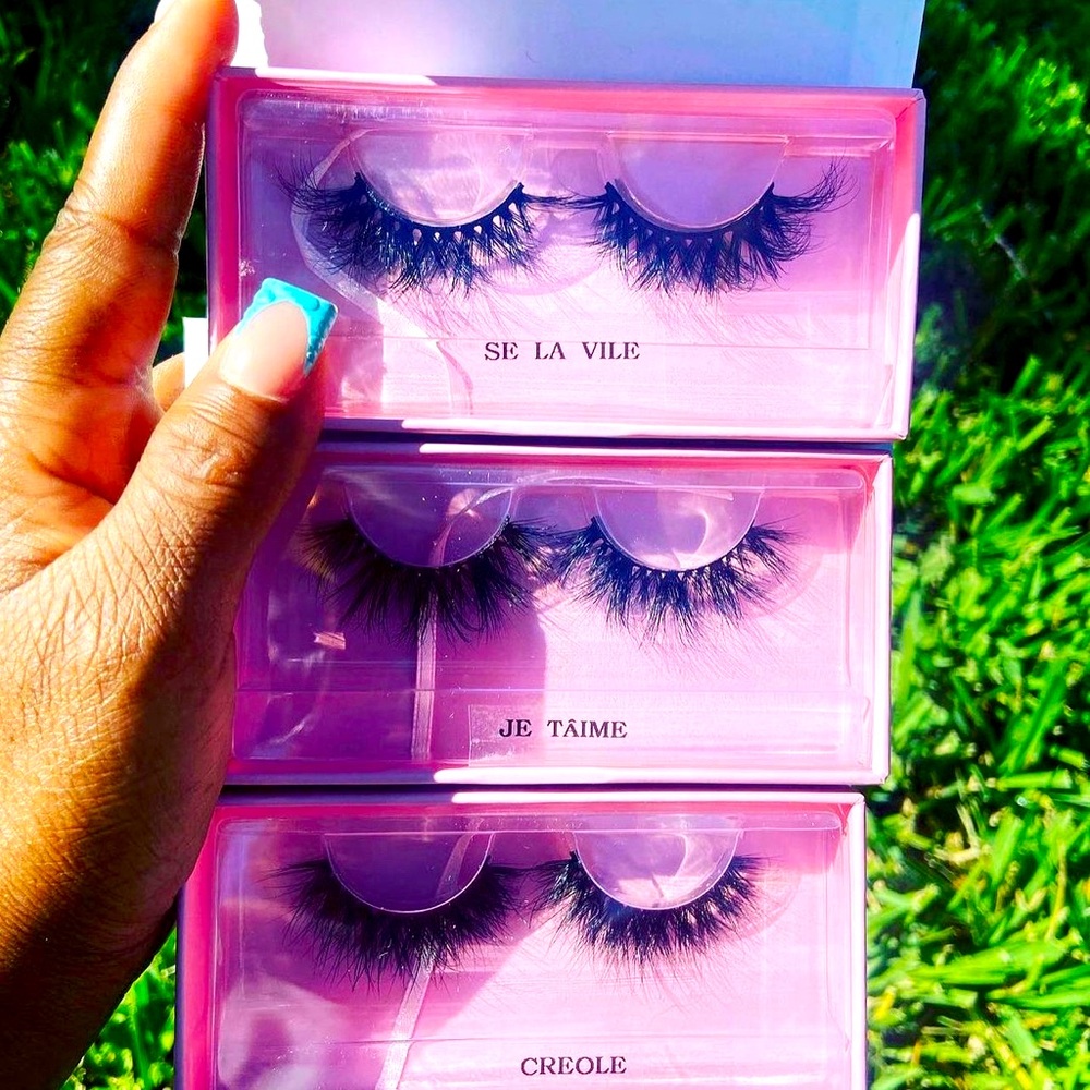 Brand new and never used: three set of lashes no applicator.
